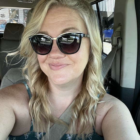 Meet your Posher, Heather - Picture 2 of 7